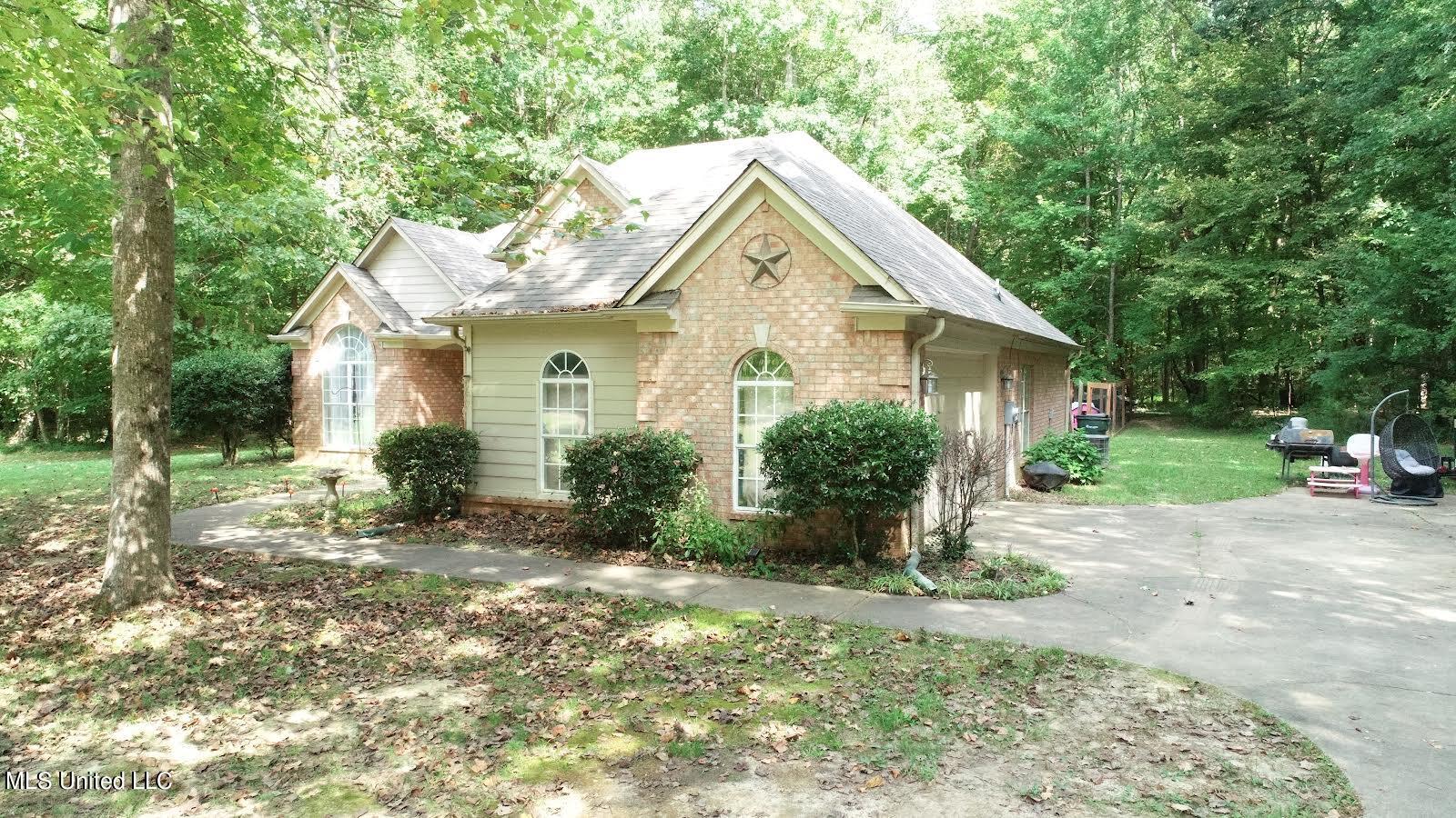 88 Timber Ridge Drive Byhalia, MS 38611 - Photo 1 of 24 IMG_1656