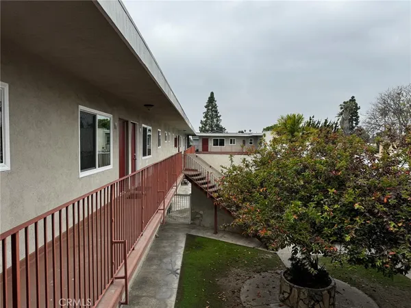 a view of a house with backyard
