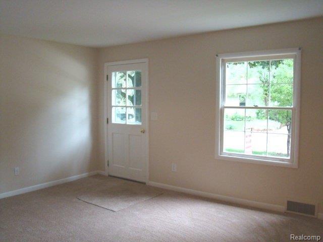620 Quarter Street Rochester, MI 48307 - Photo 9 of 16 Living room.jpg
