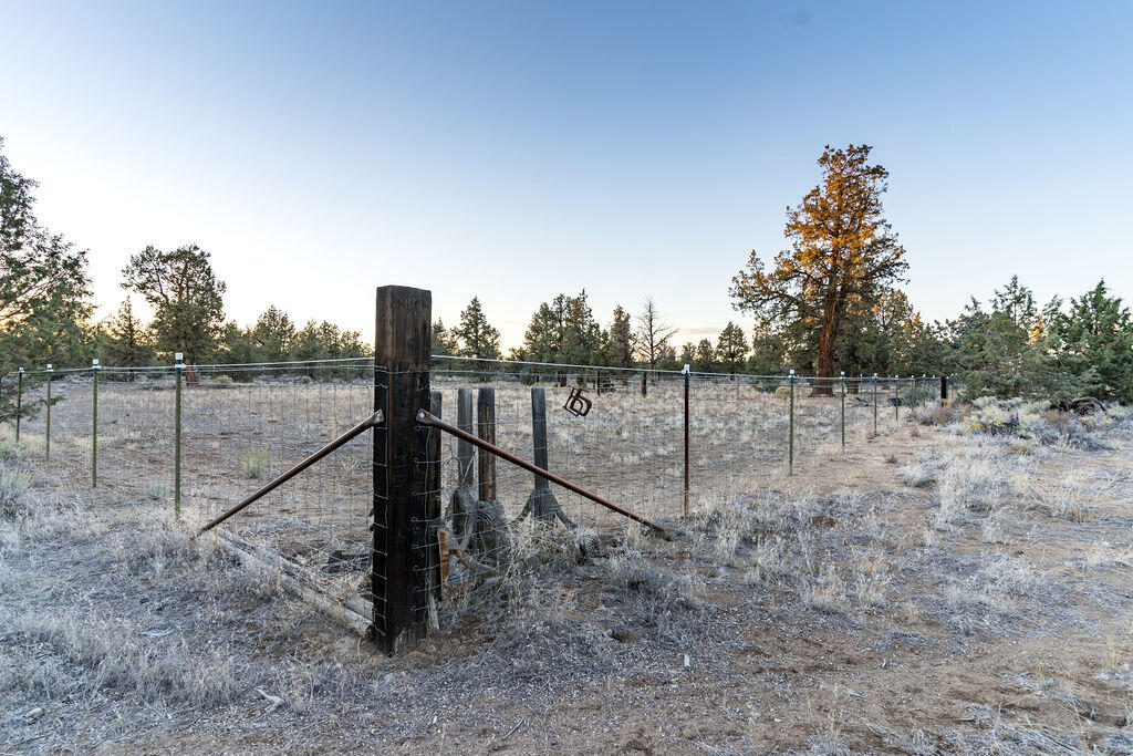 25231 Alfalfa Market Road Bend, OR 97701 - Photo 16 of 25 Horse area