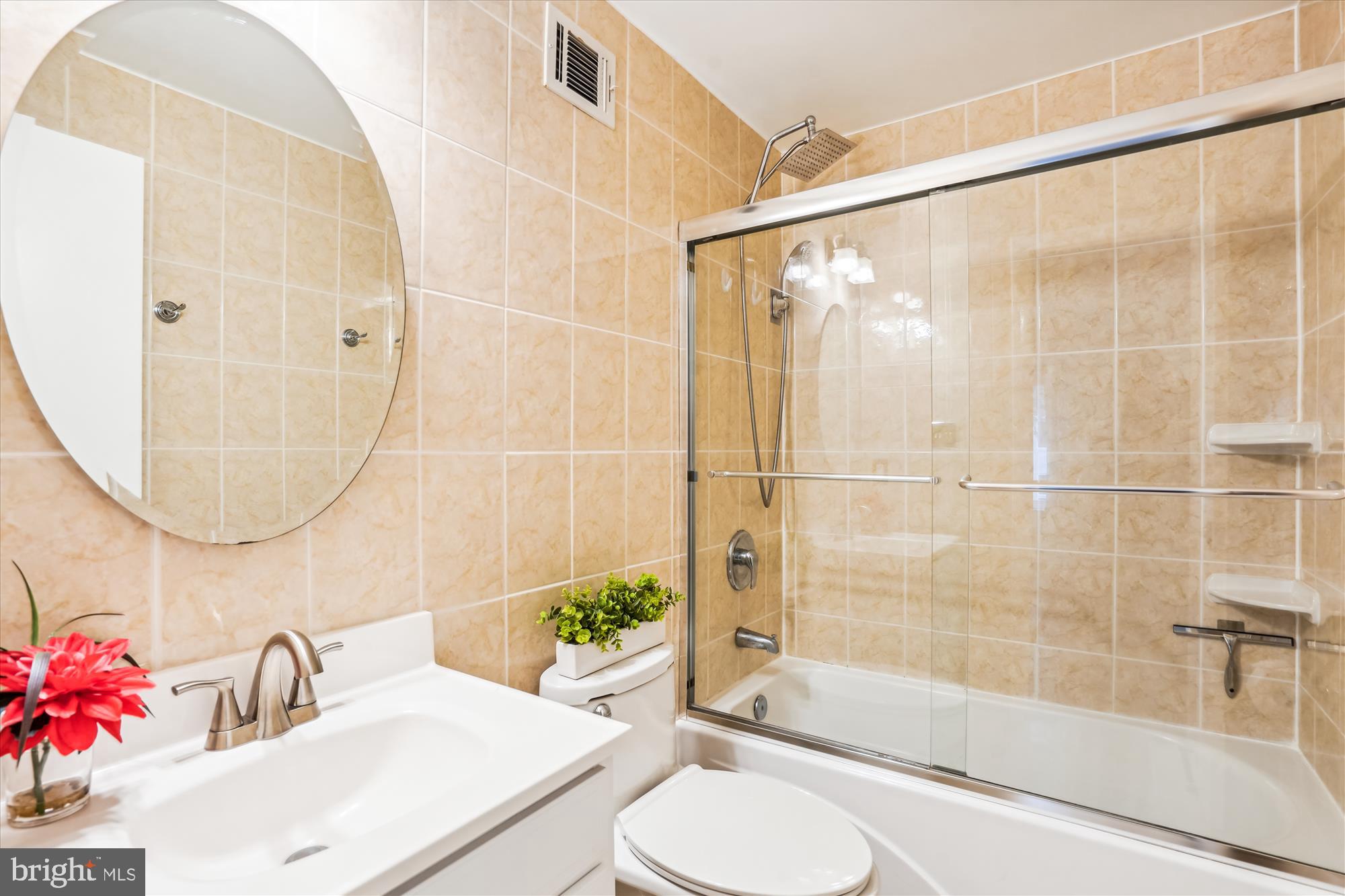8711 Ridge Hollow Court Springfield, VA 22152 - Photo 21 of 42 Primary Bath