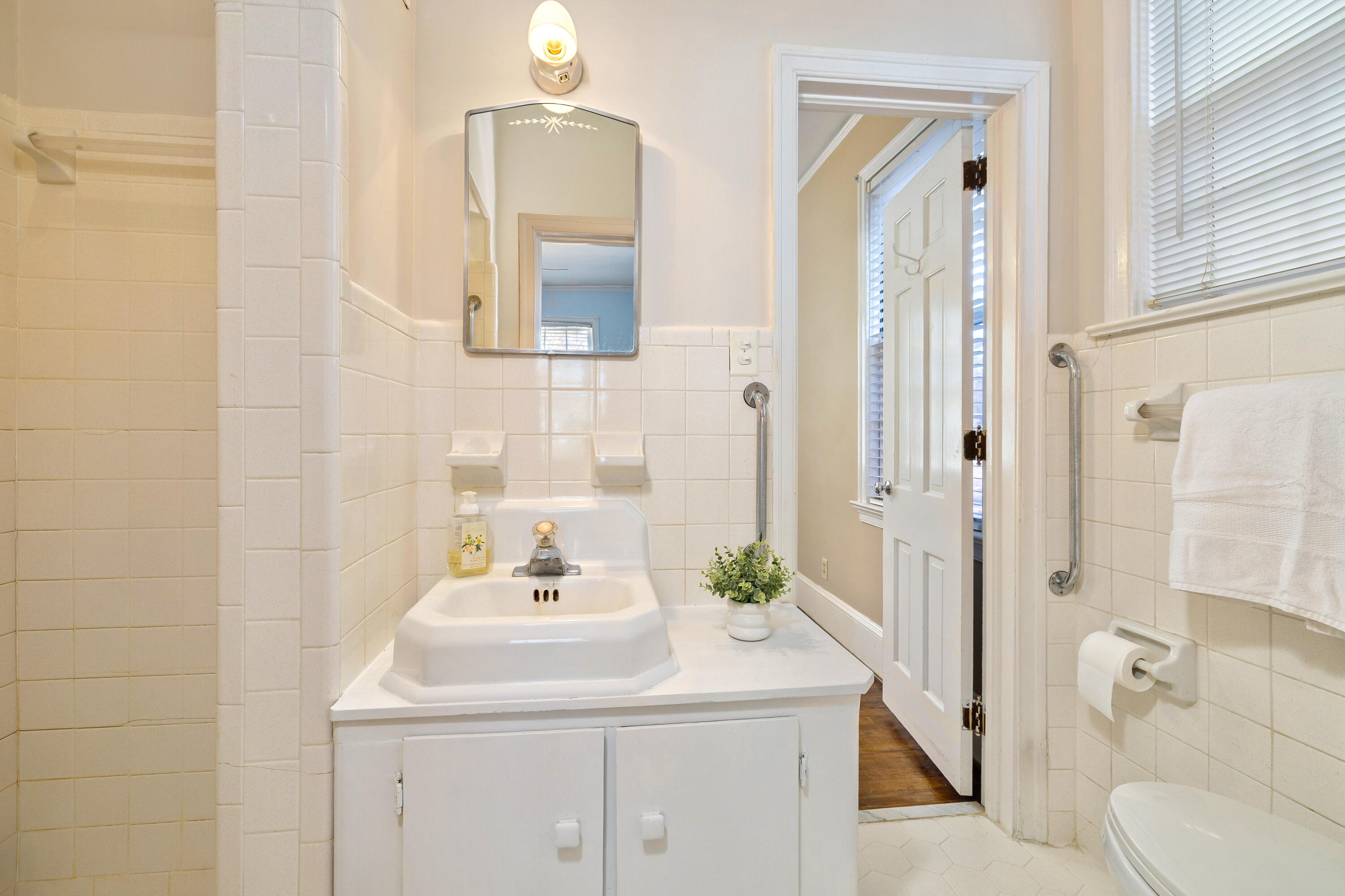 537 West Calhoun Street Sumter, SC 29150 - Photo 21 of 40 jack & jill bath between bedrooms 1 & 2