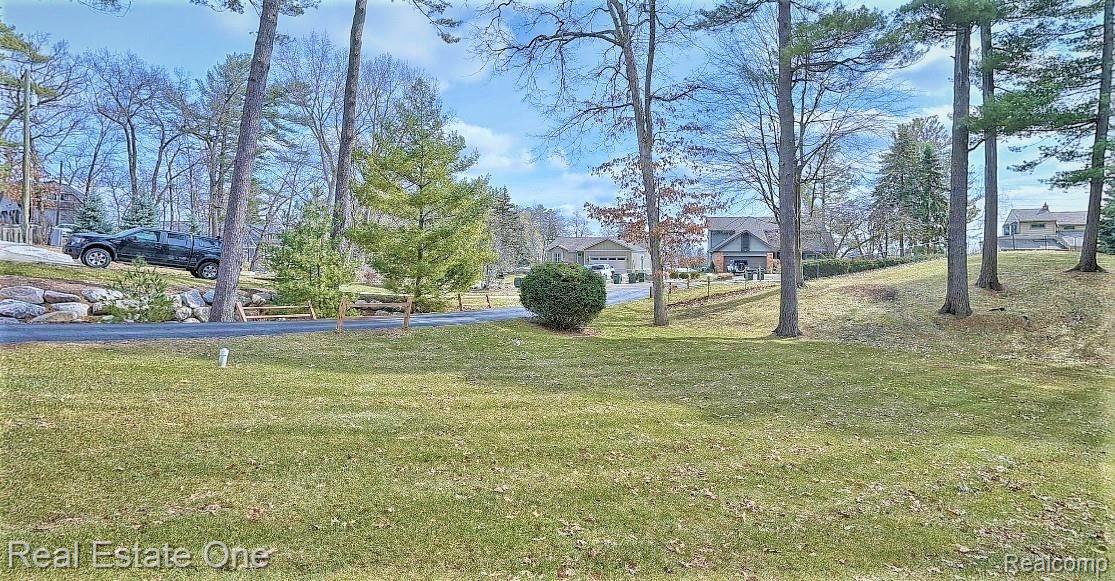 944 Pine Tree Road West Lake Orion, MI 48362 - Photo 6 of 81 Mature trees