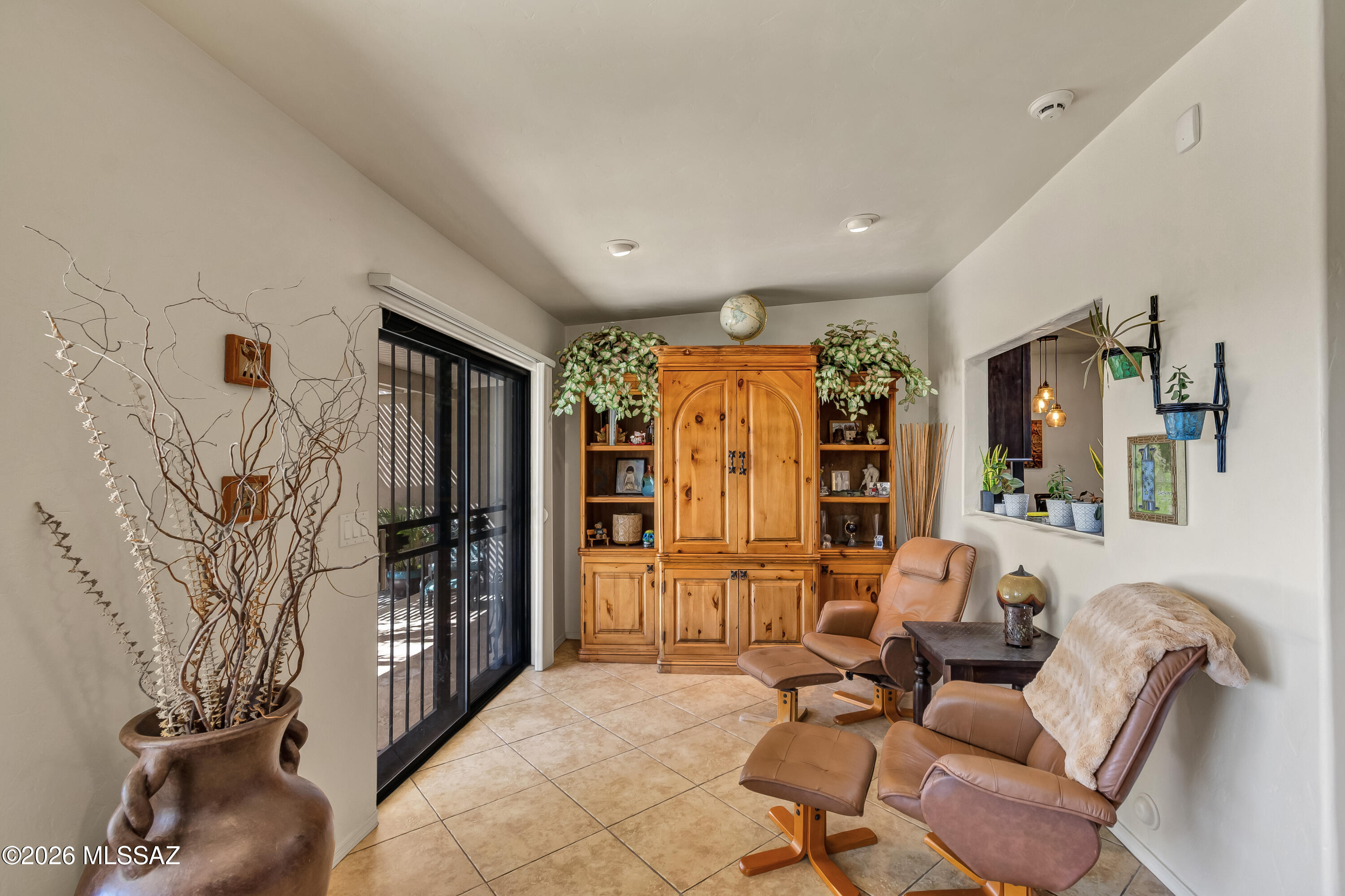 720 East Rudasill Road Tucson, AZ 85718 - Photo 14 of 48 Extra space in family room. Great for reading, relaxing, video games, & enjoying the view to the pool. Pass through from kitchen.