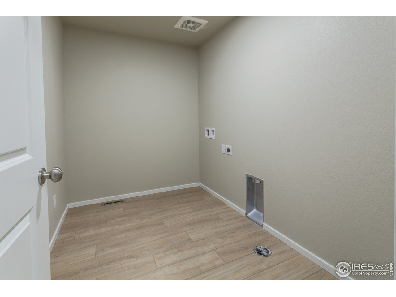 6613 4th St Road, Unit 4 Greeley, CO 80634 - Photo 29 of 34 EXAMPLE PHOTO: LAUNDRY ON SECOND LEVEL
