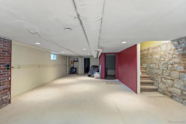 a view of empty room with a ceiling fan