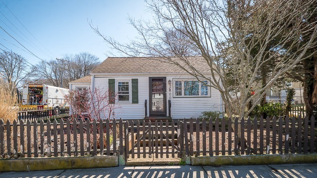 3 Davis St Extension Gloucester, MA 01930 - Photo 4 of 29 a front view of house with yard