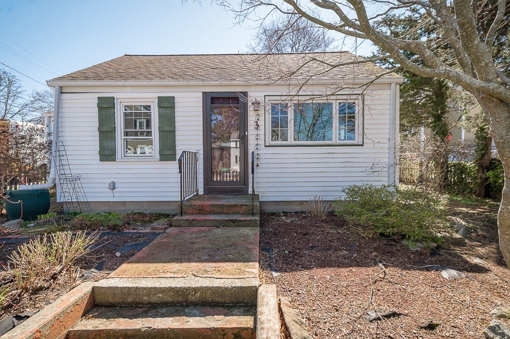 3 Davis St Extension Gloucester, MA 01930 - Photo 5 of 29 a view of a house with a yard