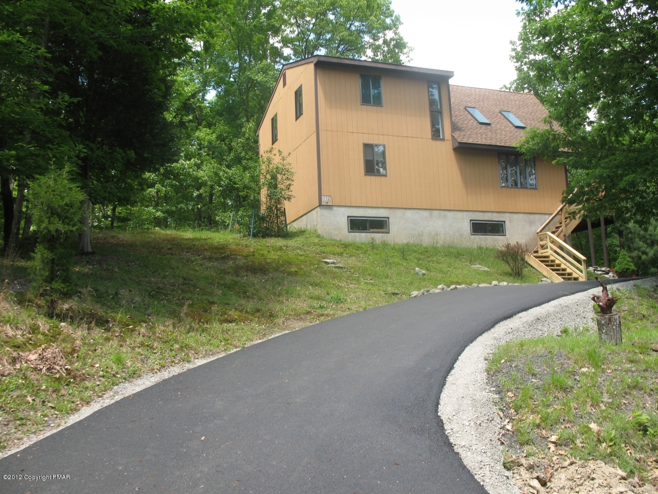 112 Pheasant Run Bushkill, PA 18324 - Photo 2 of 11 Side view