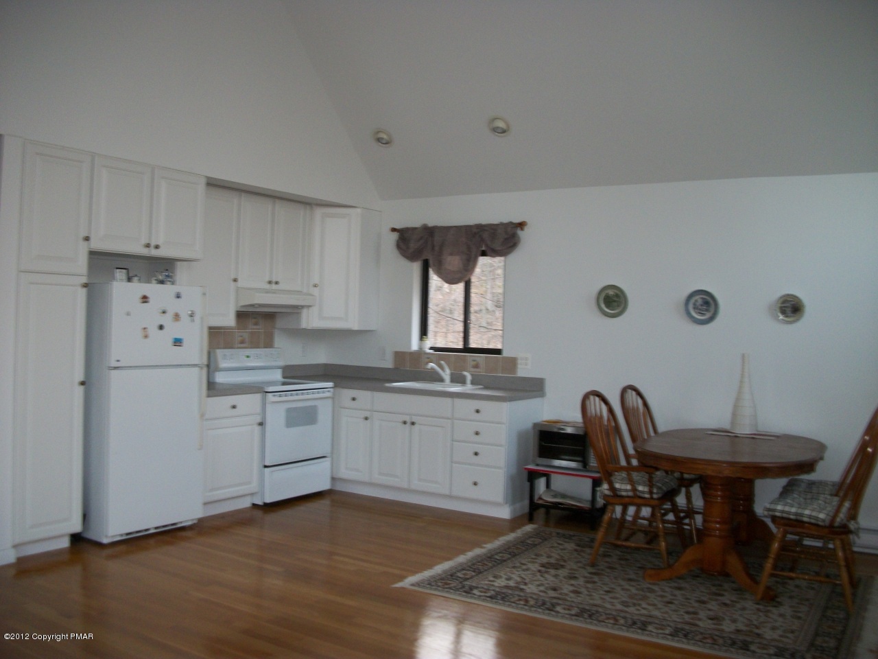112 Pheasant Run Bushkill, PA 18324 - Photo 3 of 11 Kitchen