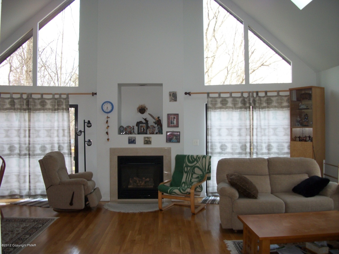 112 Pheasant Run Bushkill, PA 18324 - Photo 4 of 11 Living Room