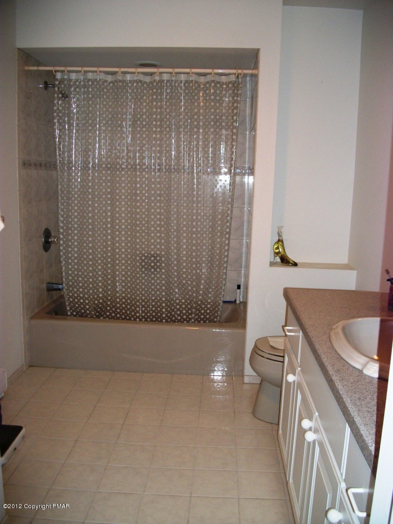 112 Pheasant Run Bushkill, PA 18324 - Photo 9 of 11 Master Bathroom