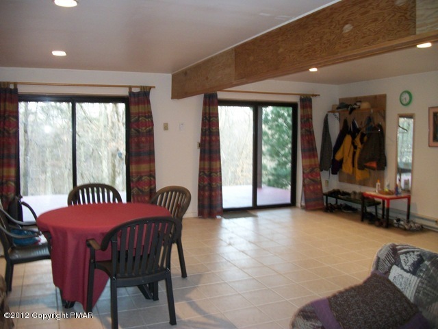 112 Pheasant Run Bushkill, PA 18324 - Photo 10 of 11 Family Room