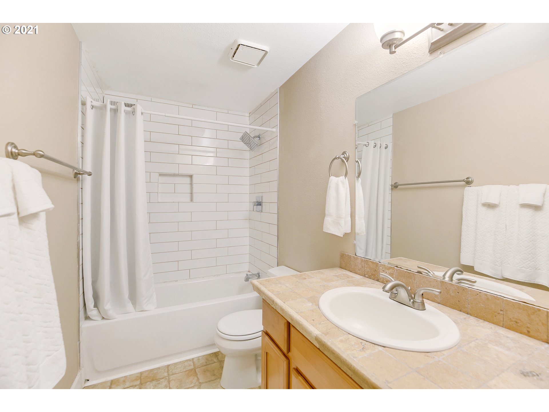 5845 Southwest Vermont Street Portland, OR 97219 - Photo 12 of 25 Gallery Image 12