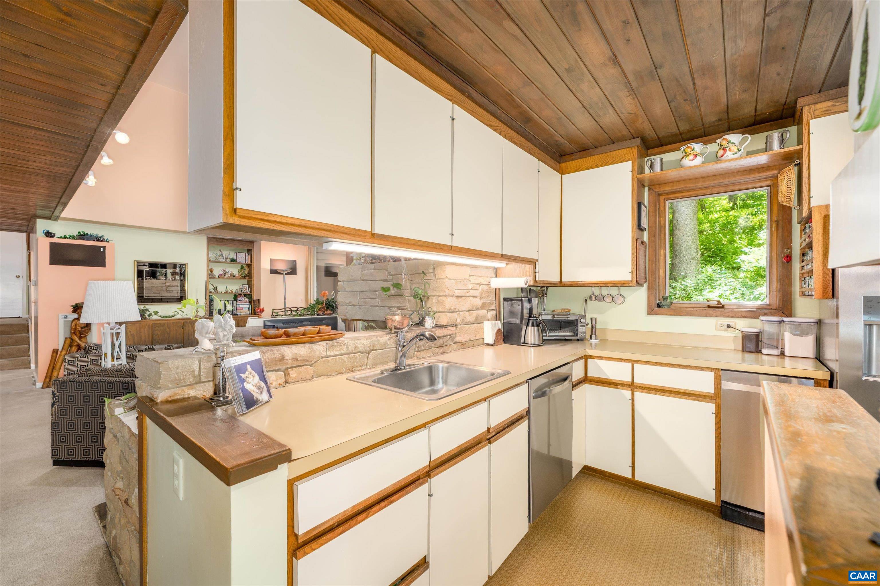 377 Devils Knob Loop Roseland, VA 22967 - Photo 25 of 75 Kitchen- Level 1