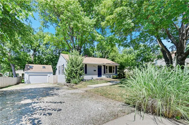 $2,135 | 8530 Grandview Lane, Overland Park, KS 66212