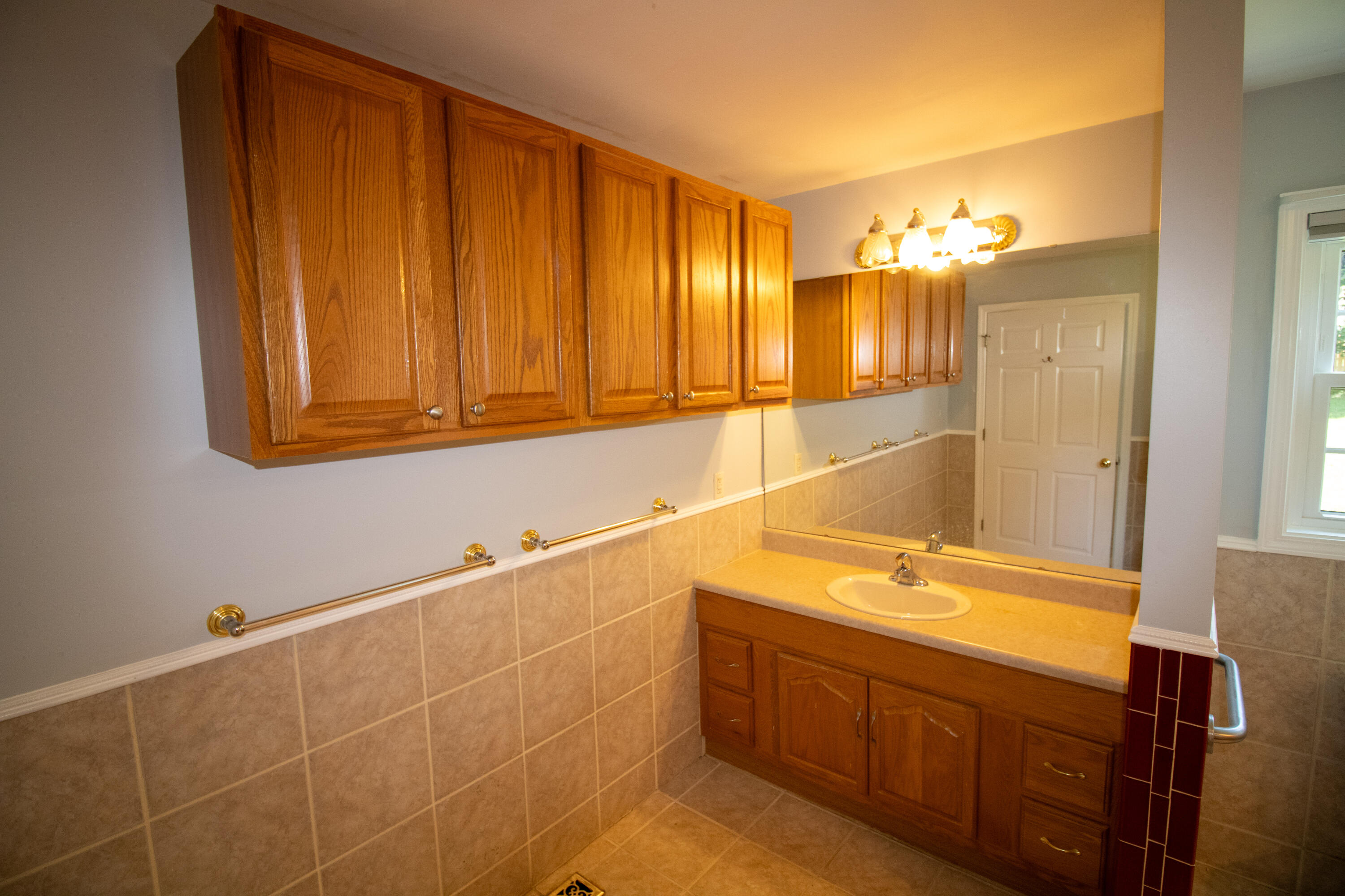 216 Goodwin Avenue Salem, VA 24153 - Photo 16 of 25 a bathroom with a sink and a tub