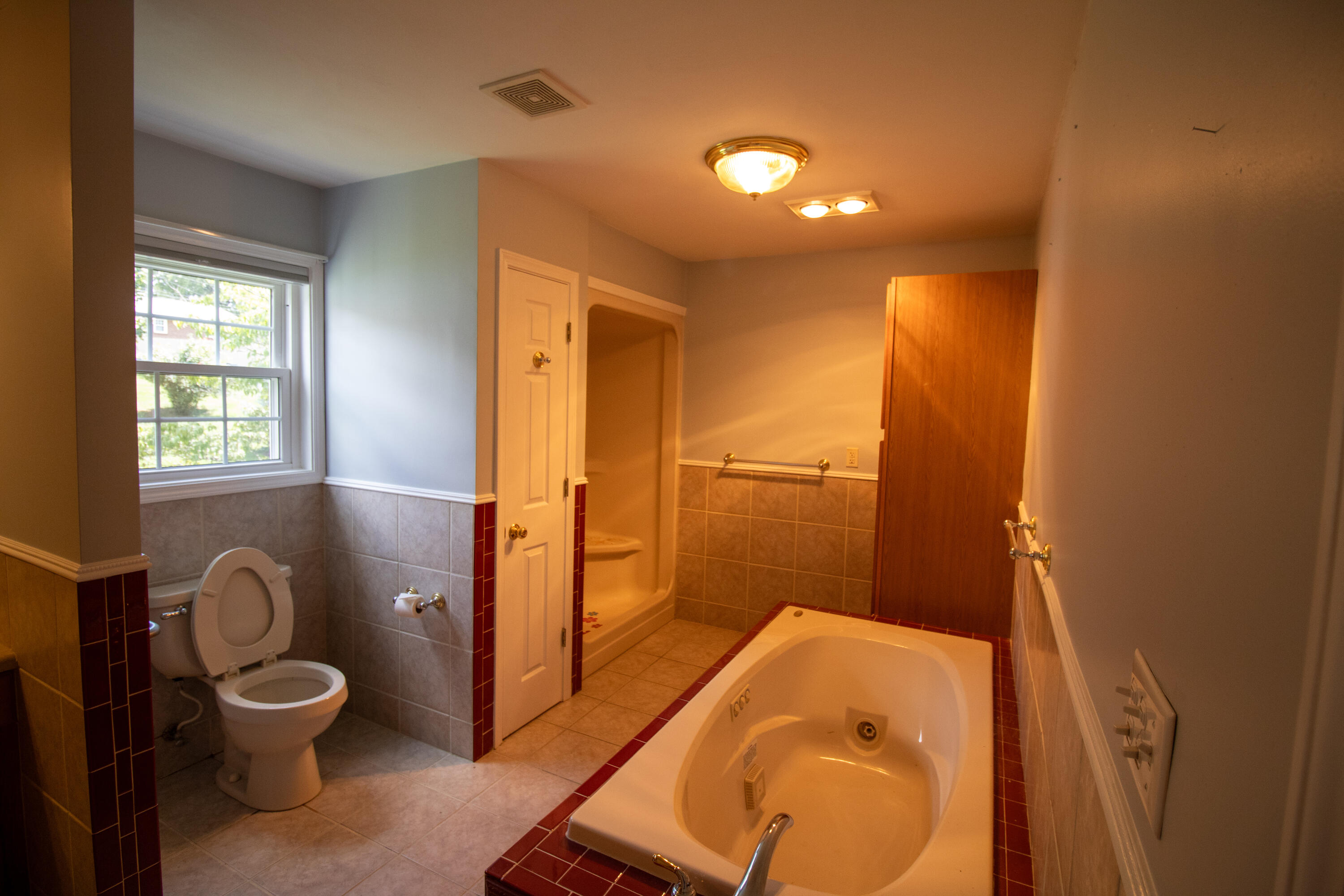 216 Goodwin Avenue Salem, VA 24153 - Photo 17 of 25 a bathroom with a toilet sink and shower