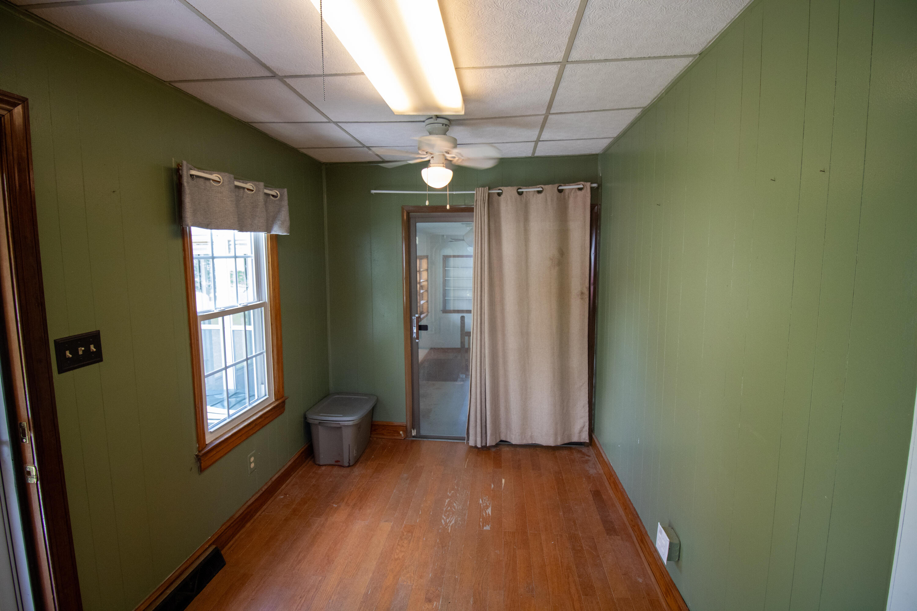 216 Goodwin Avenue Salem, VA 24153 - Photo 19 of 25 a view of entryway with window