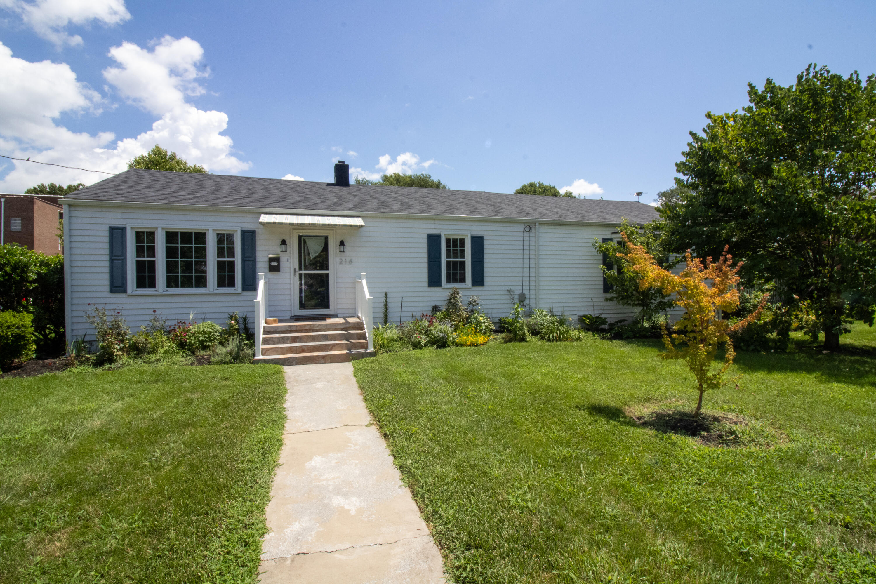 216 Goodwin Avenue Salem, VA 24153 - Photo 2 of 25 a front view of house with yard and green space