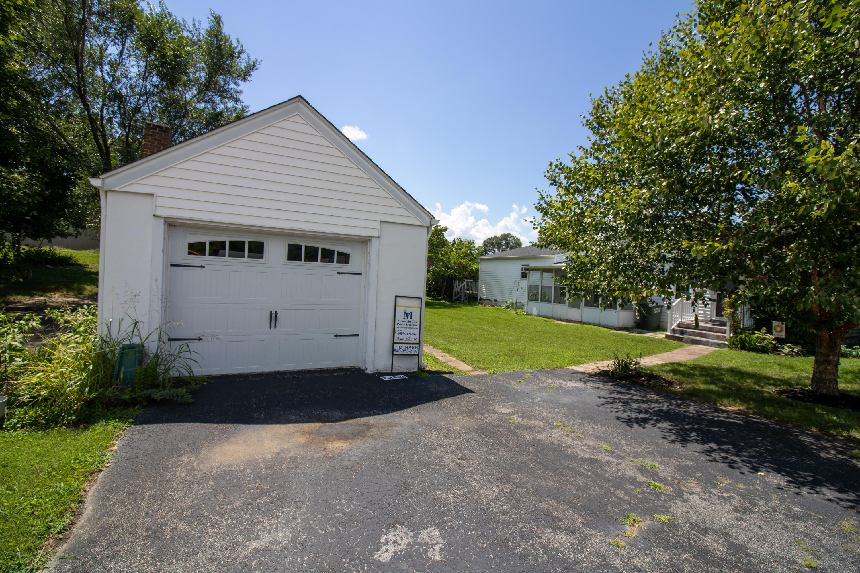 216 Goodwin Avenue Salem, VA 24153 - Photo 3 of 25 a view of backyard with green space