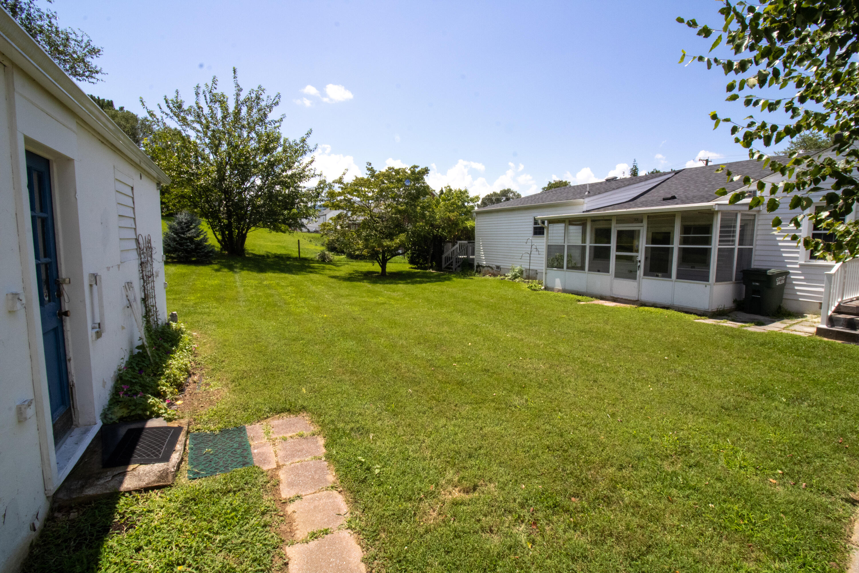 216 Goodwin Avenue Salem, VA 24153 - Photo 4 of 25 a view of a house with a garden