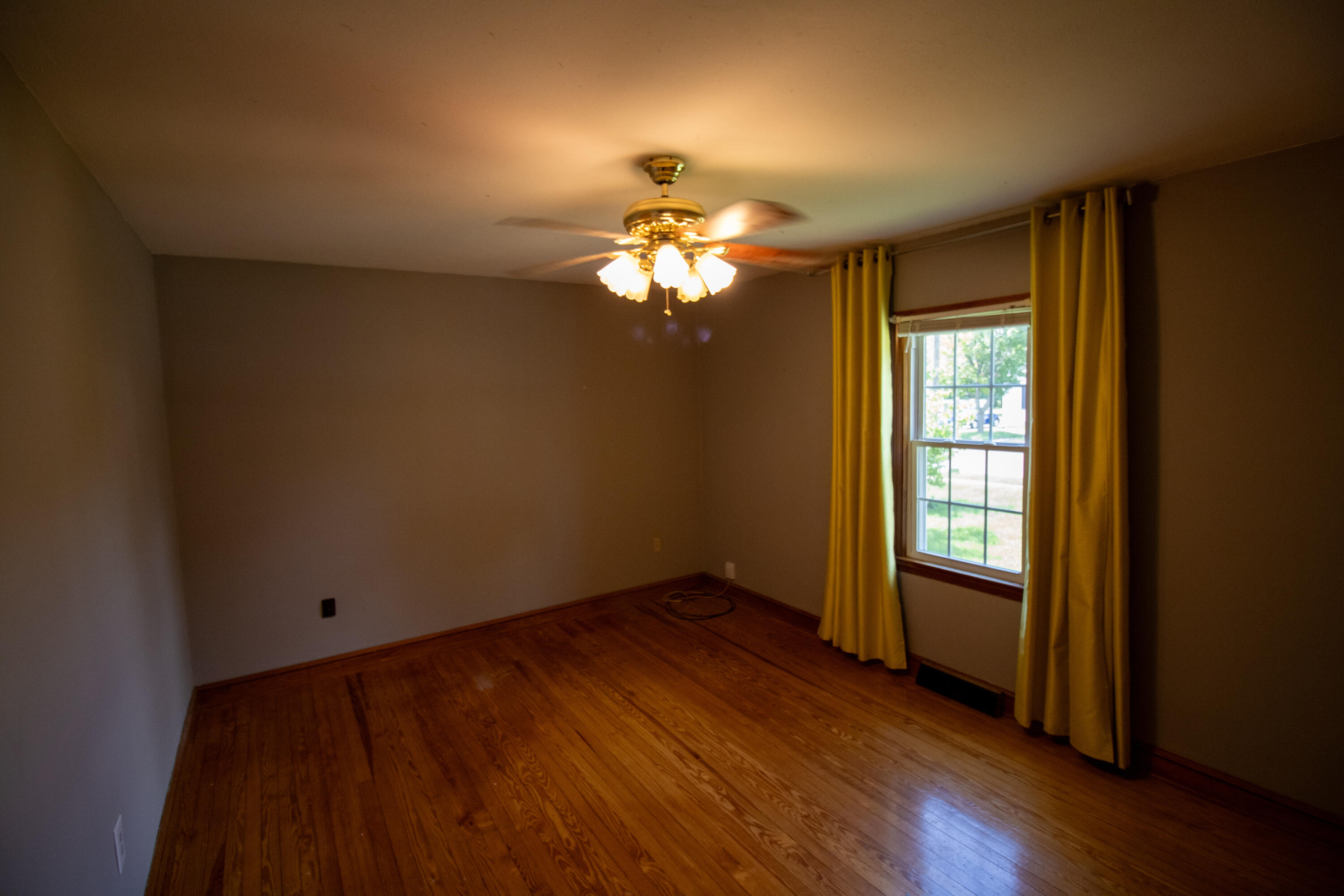 216 Goodwin Avenue Salem, VA 24153 - Photo 10 of 25 a very nice looking room with wooden floor and a chandelier fan