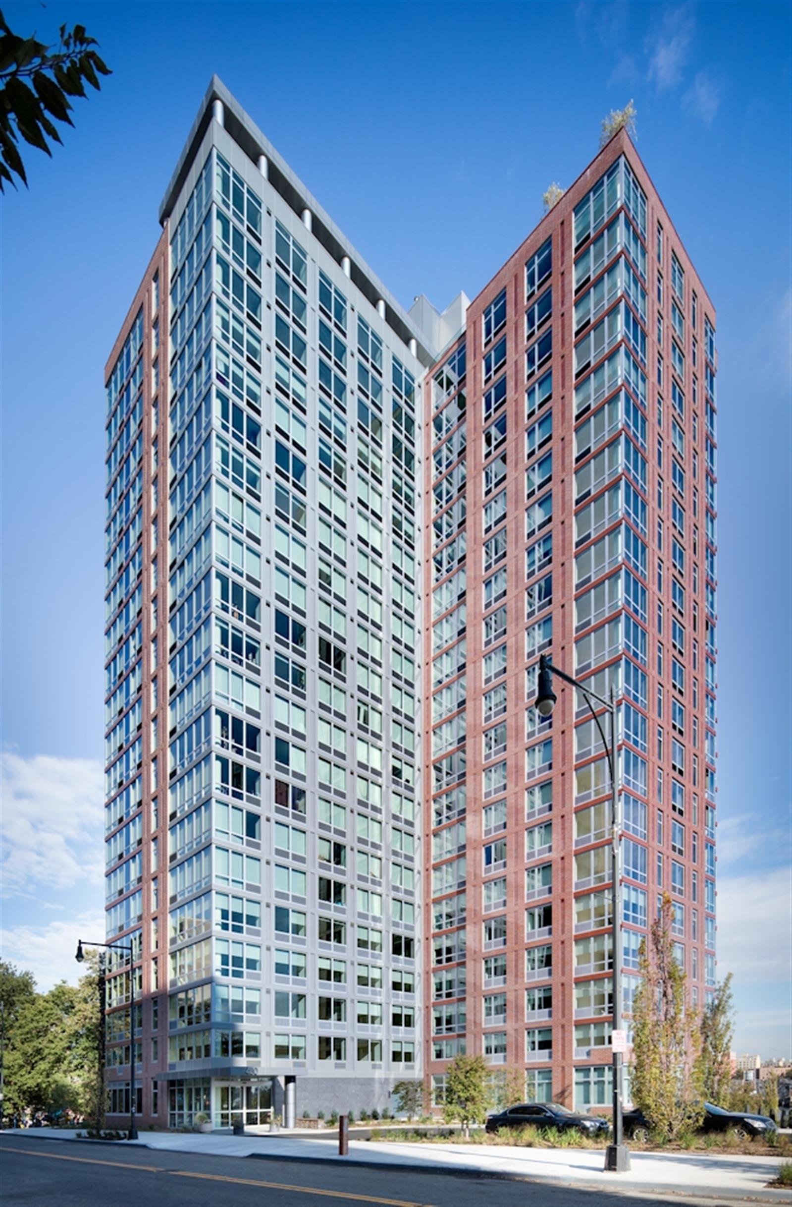 480 Main Street, Unit 20J Manhattan, NY 10044 - Photo 11 of 17 a front view of a building