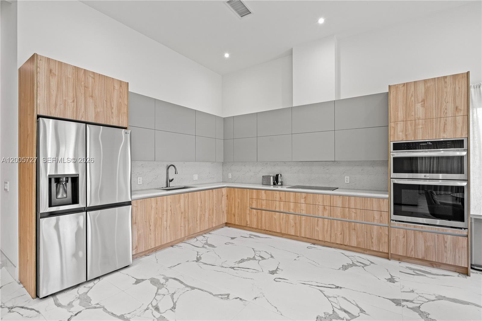 635 Southwest 9th Street Hallandale Beach, FL 33009 - Photo 4 of 28