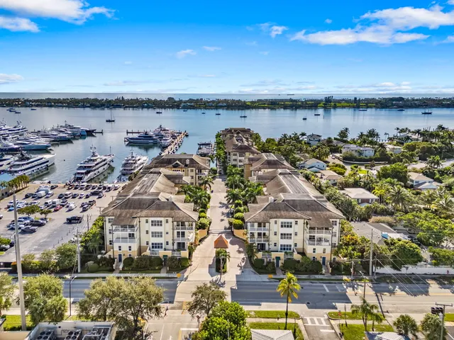 a picture of a wall with a white and white wall