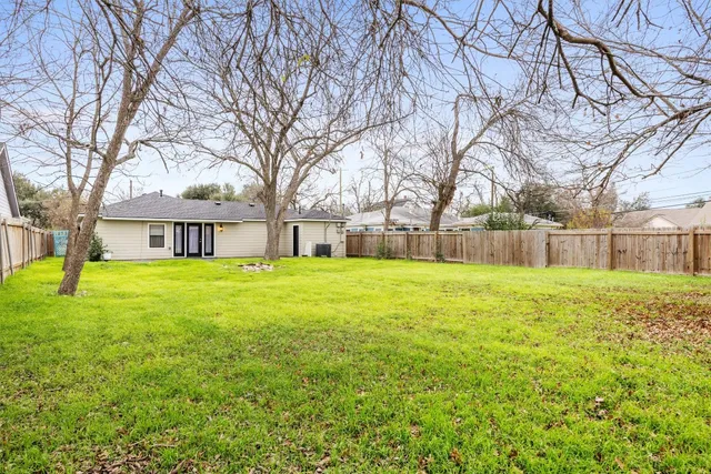 $1,550 | 1118 Fisher Street, Taylor, TX 76574