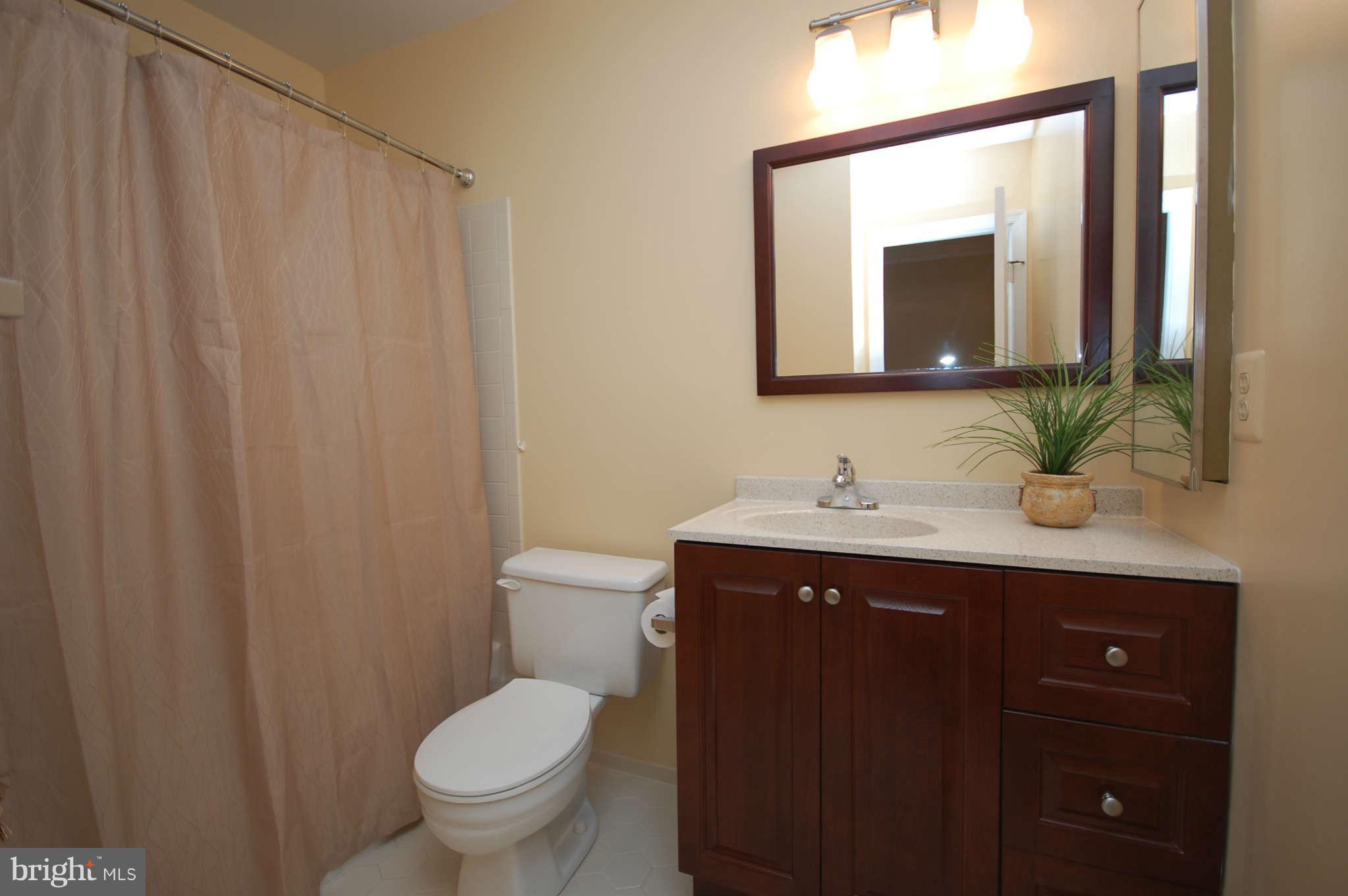 7122 Rivers View Court Columbia, MD 21044 - Photo 20 of 28 Upper Level Bath