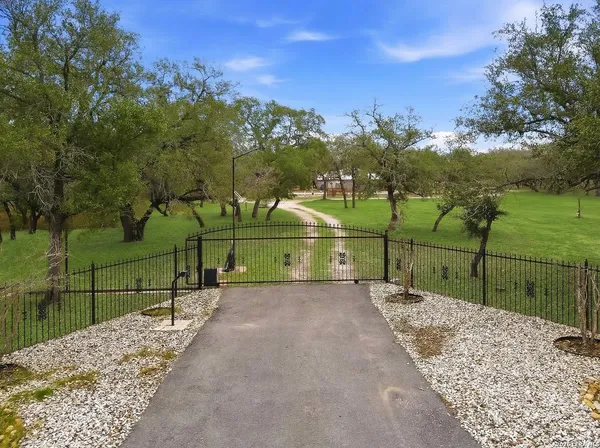 $500,000 | 561 County Road 785, Natalia, TX 78059