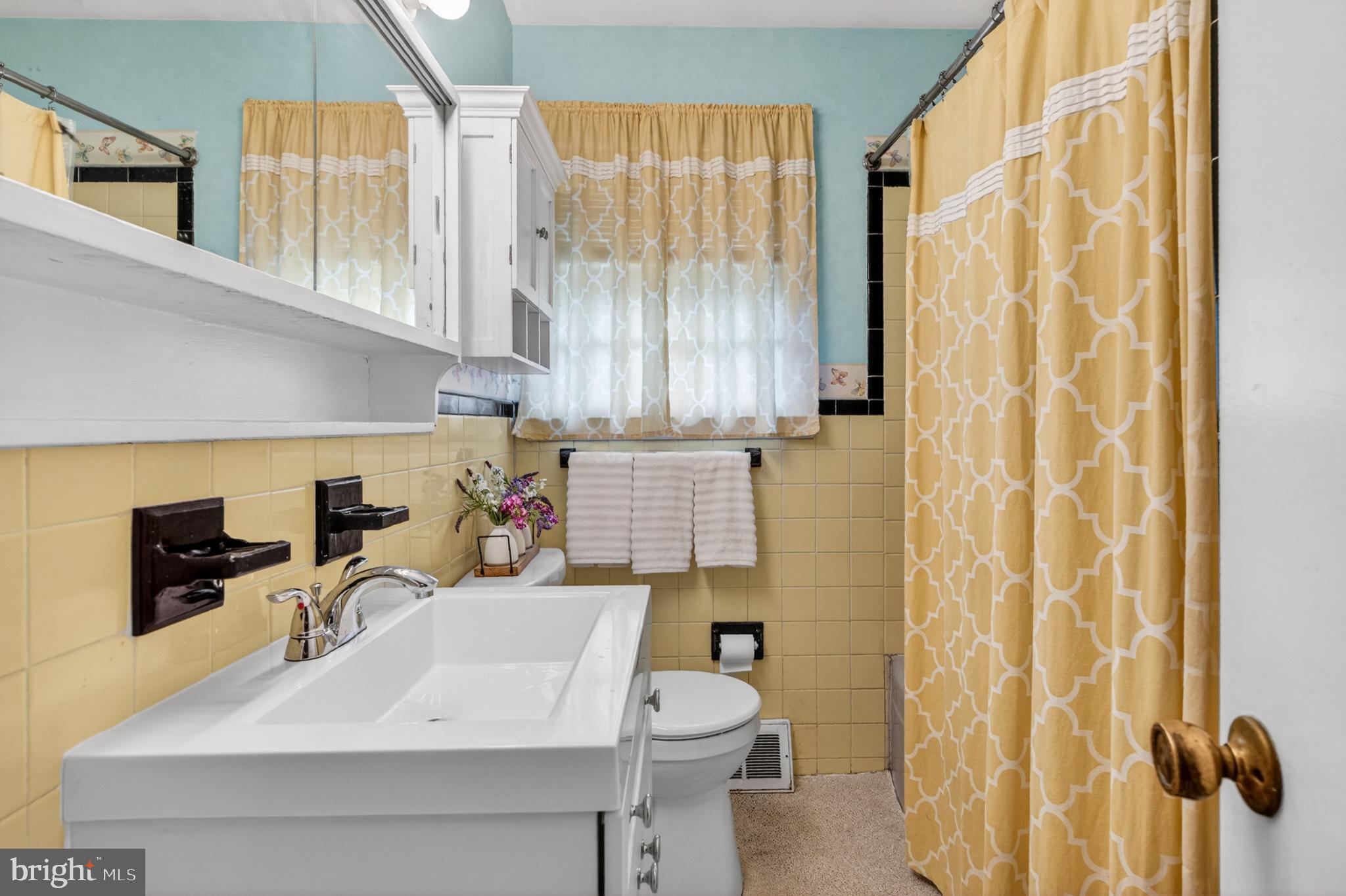 528 Lee Ann Road Cherry Hill, NJ 08034 - Photo 23 of 38 Top floor full bathroom