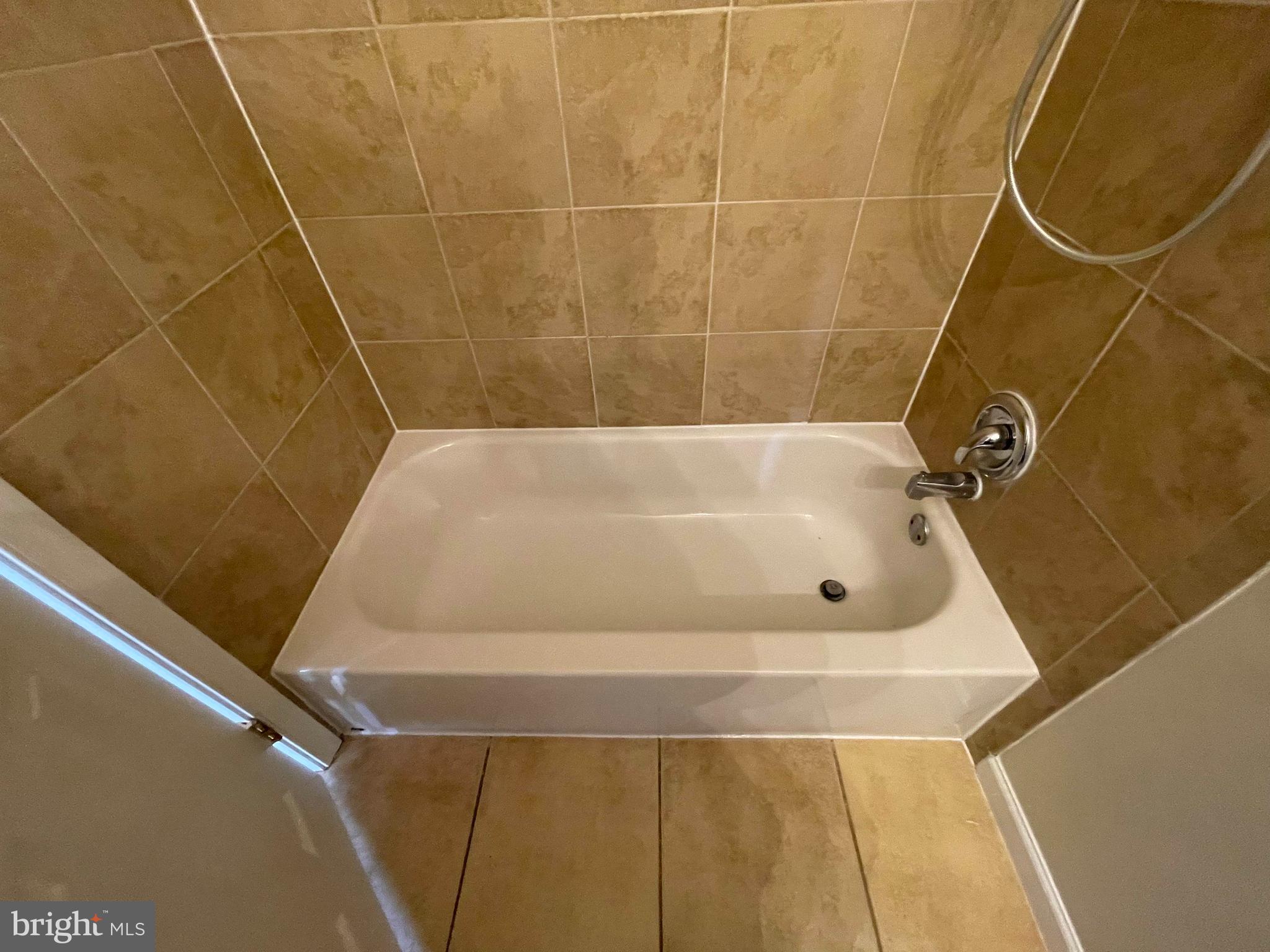 903 Regency Road Woodbridge, VA 22191 - Photo 13 of 38 a bathroom with a bathtub