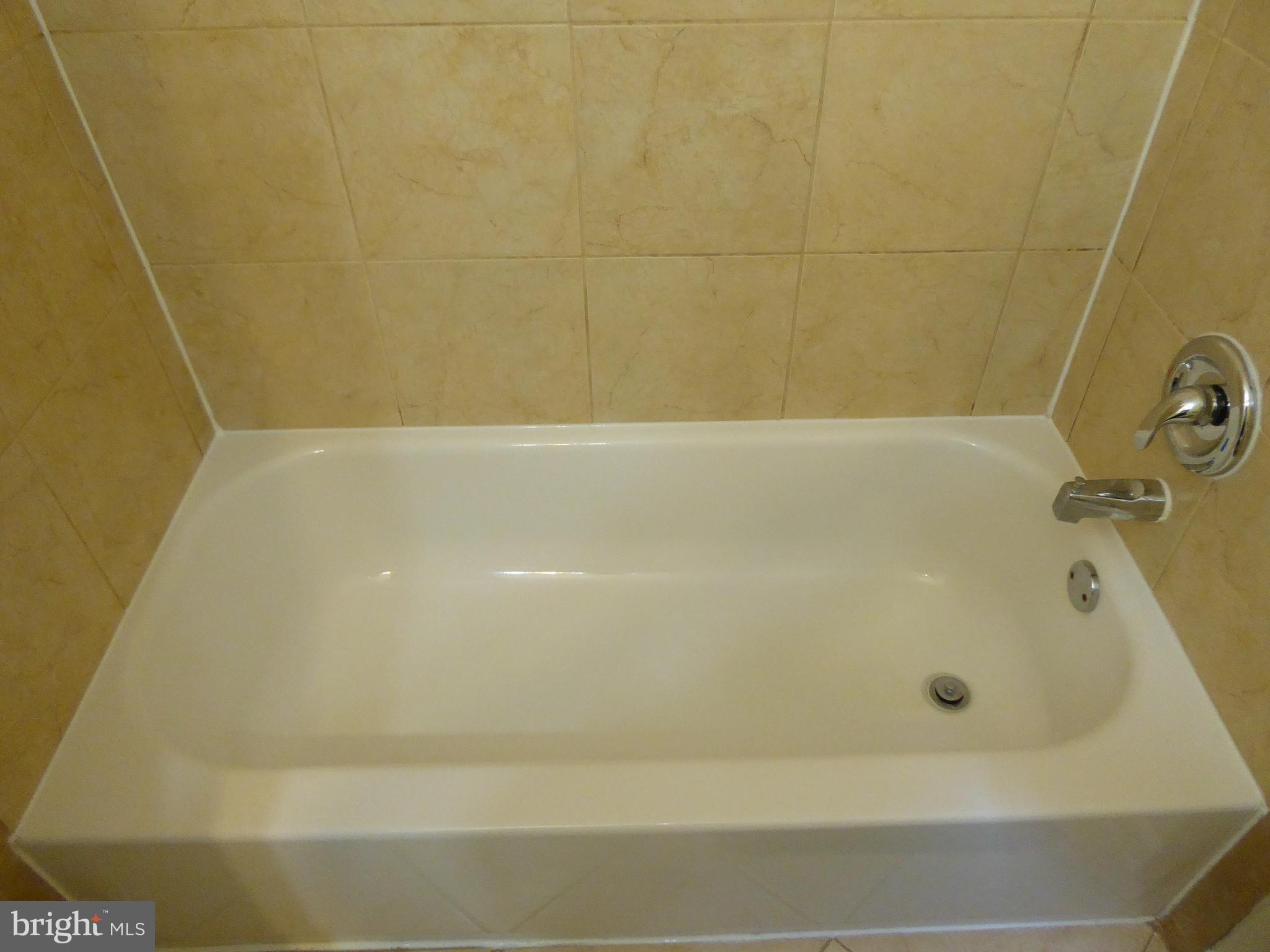 903 Regency Road Woodbridge, VA 22191 - Photo 19 of 38 a bathroom with a bathtub