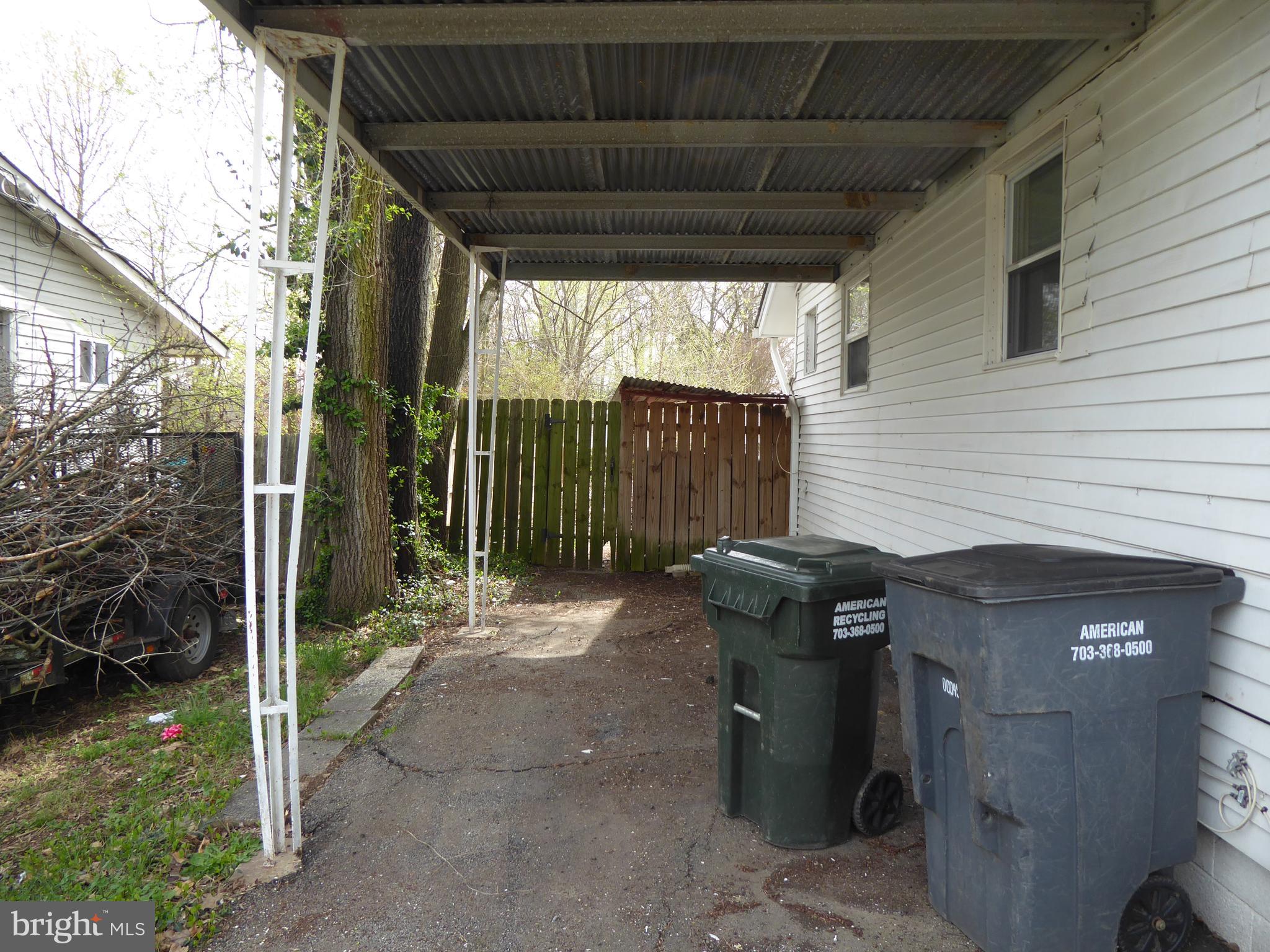 903 Regency Road Woodbridge, VA 22191 - Photo 3 of 38 a view of a backyard with plants