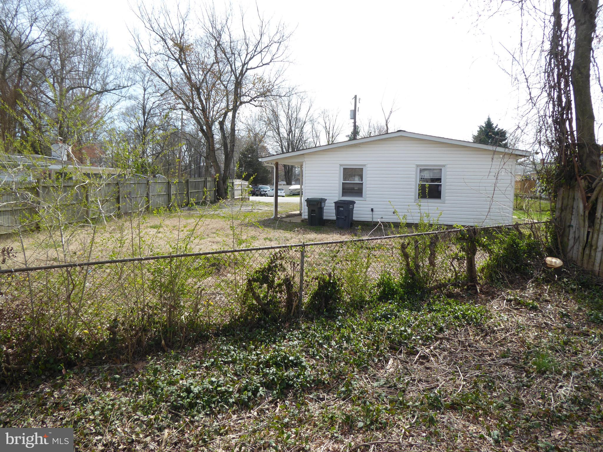 903 Regency Road Woodbridge, VA 22191 - Photo 37 of 38 a backyard of a house with lots of green space