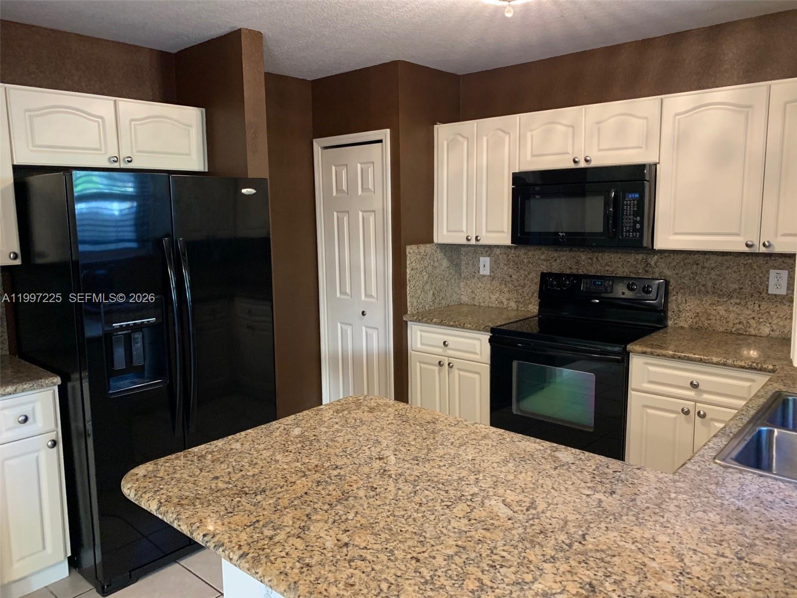 194 Maple Terrace Davie, FL 33325 - Photo 9 of 23