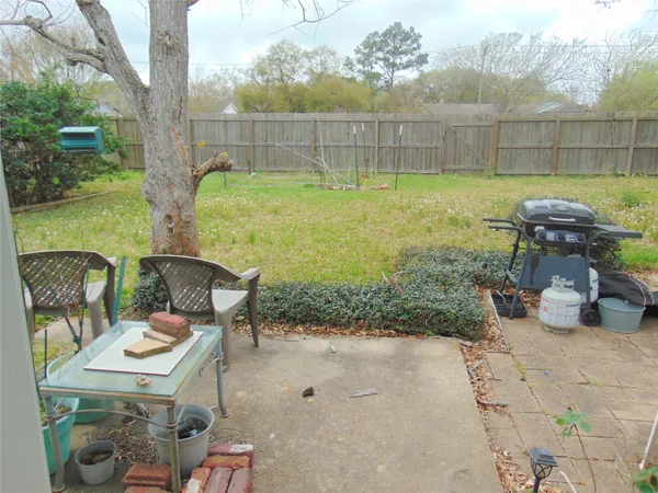 $2,300 | 1809 Edinburg Avenue, League City, TX 77573