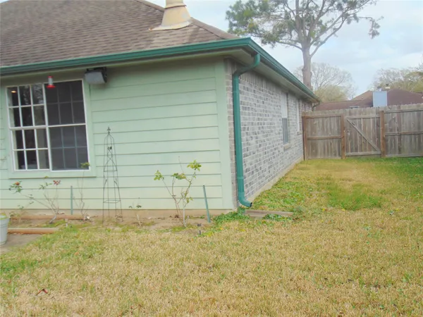 $2,300 | 1809 Edinburg Avenue, League City, TX 77573