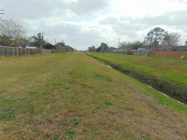 $2,300 | 1809 Edinburg Avenue, League City, TX 77573