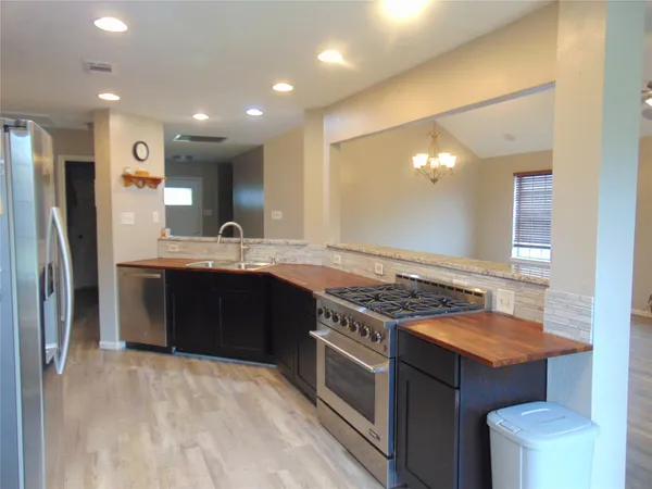 $2,300 | 1809 Edinburg Avenue, League City, TX 77573