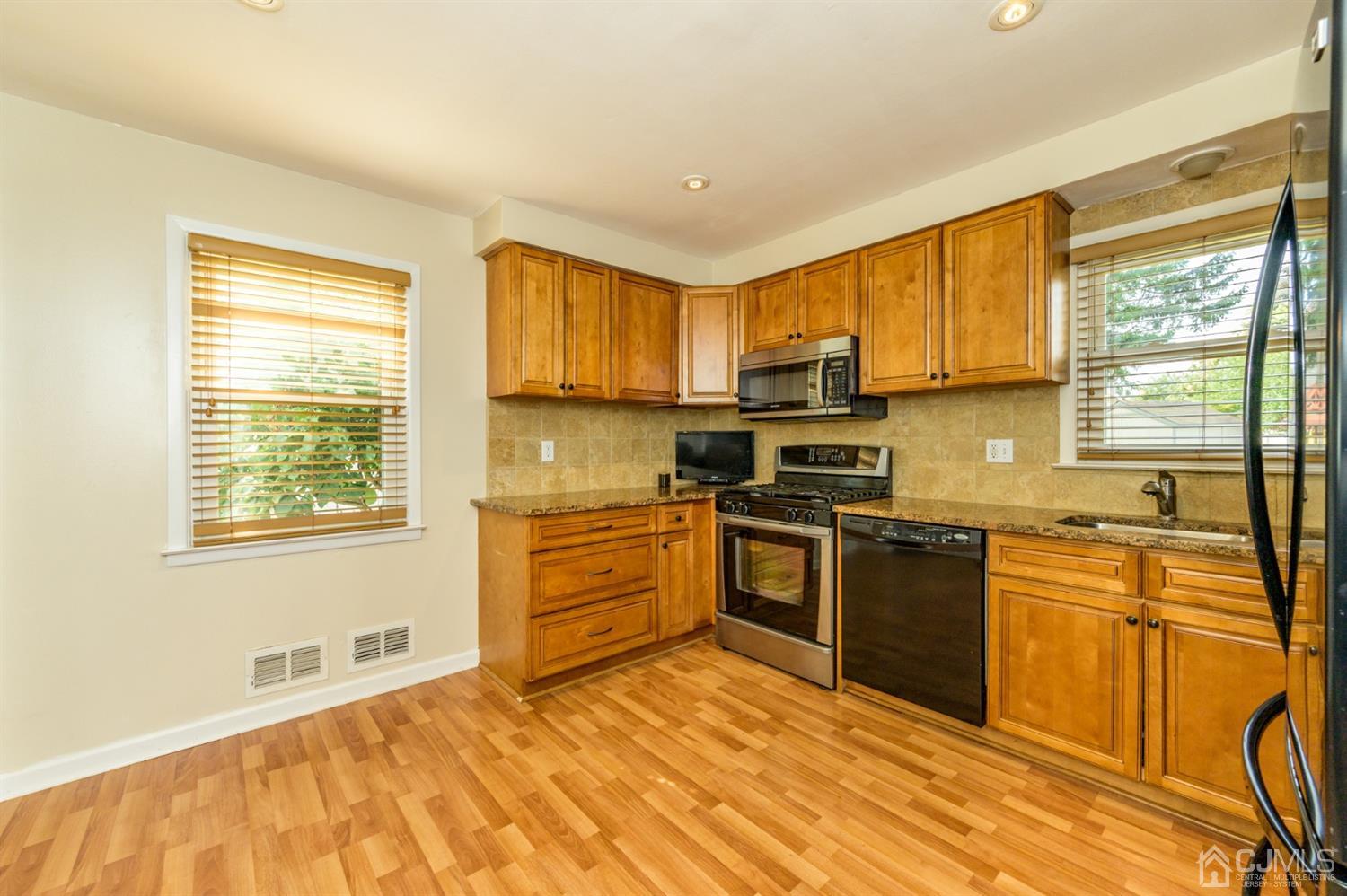 321 Dukes Road Colonia, NJ 07067 - Photo 8 of 28 Gallery Image 8