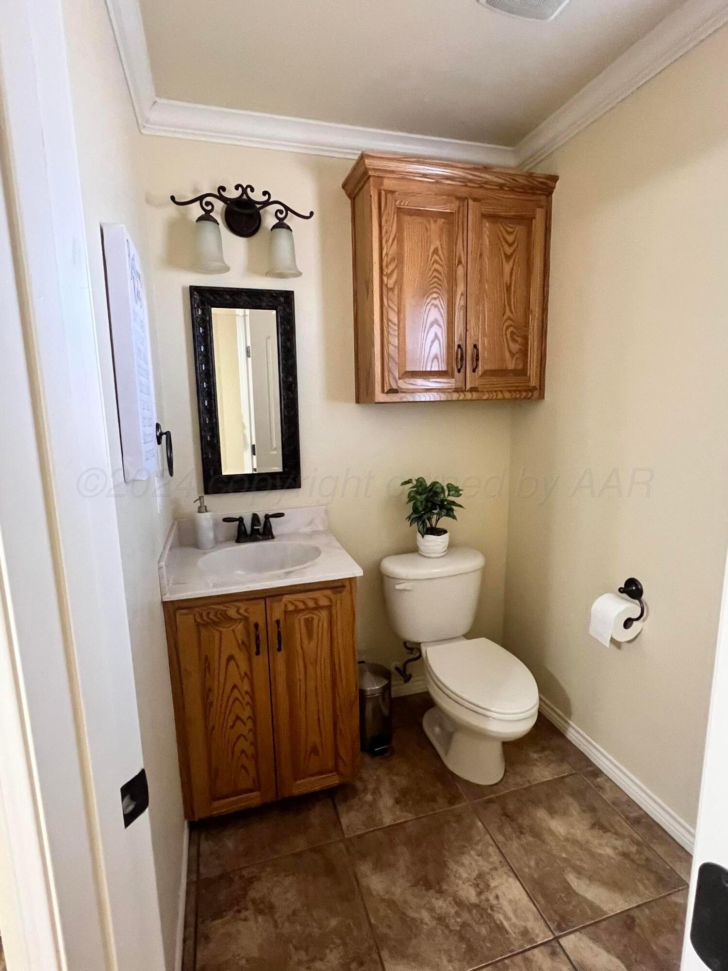 830 Baltimore Drive Hereford, TX 79045 - Photo 20 of 46 a bathroom with a toilet a sink and mirror
