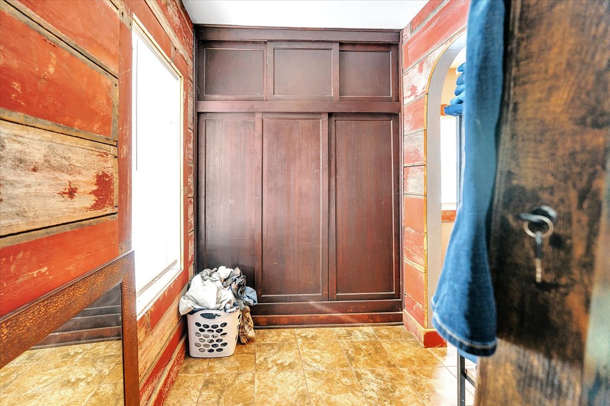 21626 Oak Grove Road Harvard, IL 60033 - Photo 20 of 34 a close view of walk in closet