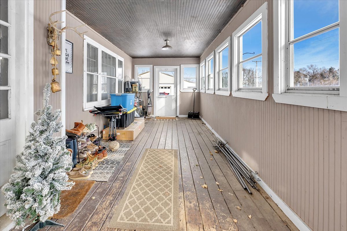 21626 Oak Grove Road Harvard, IL 60033 - Photo 21 of 34 a very nice looking room with a large window