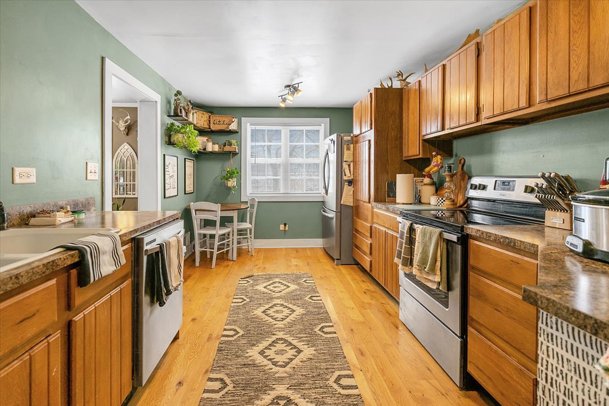 21626 Oak Grove Road Harvard, IL 60033 - Photo 7 of 34 a view of a kitchen with kitchen