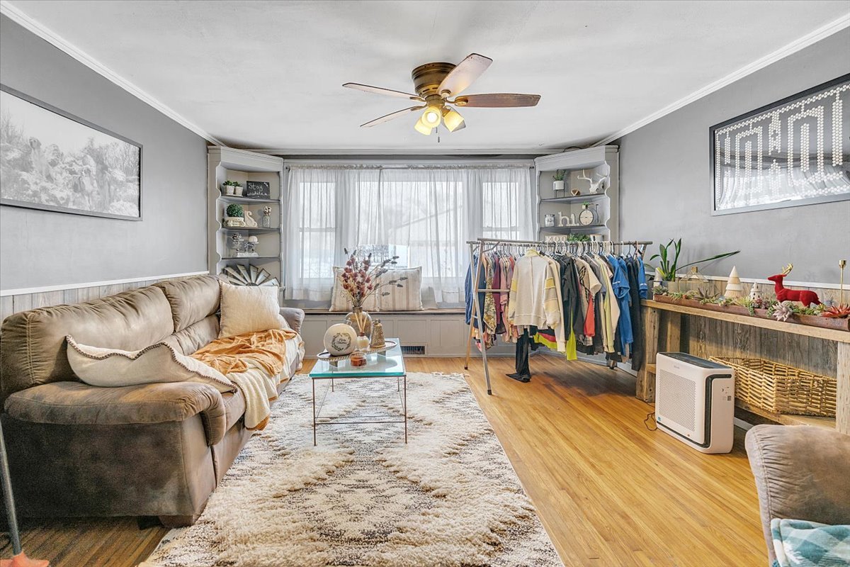 21626 Oak Grove Road Harvard, IL 60033 - Photo 10 of 34 a living room with furniture and flat screen tv