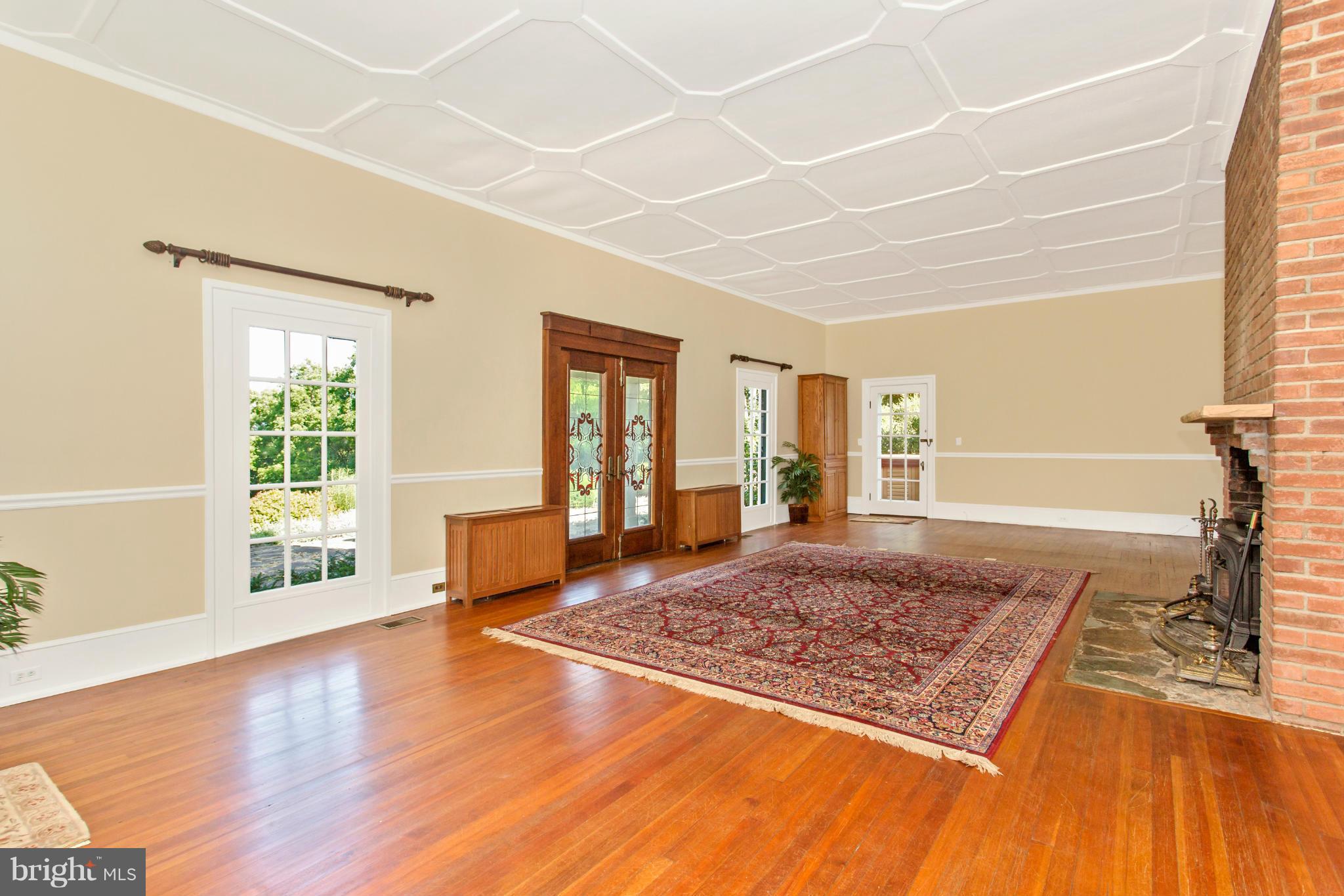 18510 Barnesville Road Barnesville, MD 20838 - Photo 4 of 29 Living Room